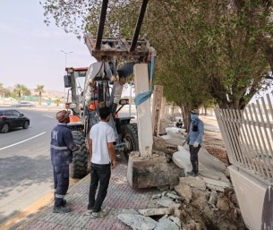 بالصور… إزالة أسوار حديقة العيون