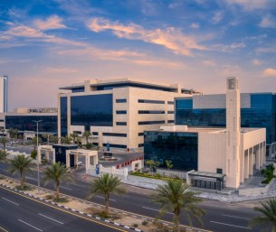 بالروبوت الجراحي.. نجاح عملية دقيقة لمريض ثلاثيني في مستشفى المواساة