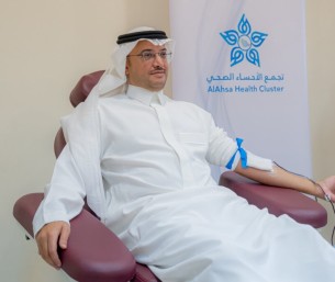 «اقتداء وعطاء».. محافظ الأحساء يشارك في الحملة الوطنية للتبرع بالدم