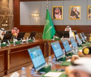 محافظ الأحساء يناقش خطط الطوارئ والاستعدادات الوقائية لموسم السيول