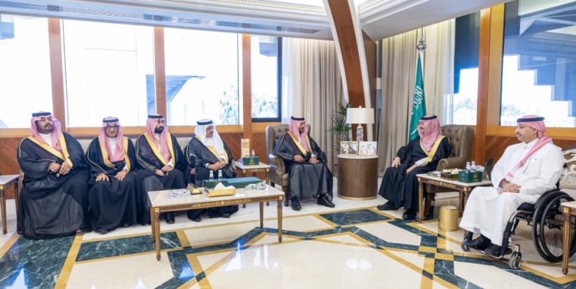 أمير المنطقة الشرقية يطلع على إنجازات جمعية “نقطة تحول”