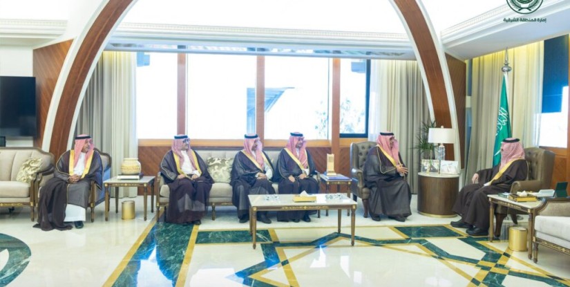 أمير الشرقية يستقبل مدير فرع الموارد البشرية بمناسبة تحقيق المركز الأول في جائزة التميز المؤسسي 