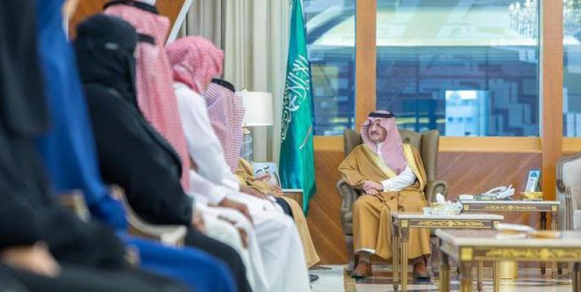 أمير المنطقة الشرقية يطلع على برامج “إخاء”