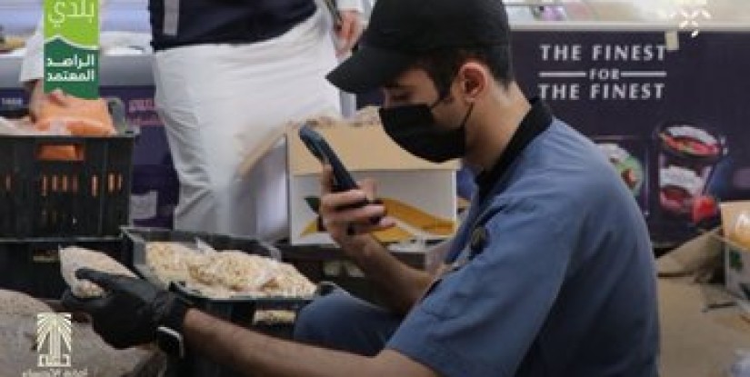 ضبط مستودع غذائي مخالف للأنظمة في الأحساء