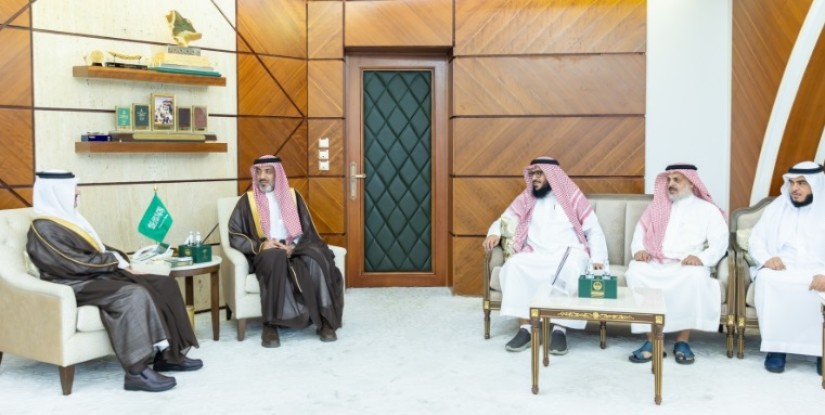 أمير الشرقية يستقبل رئيس مجلس إدارة جمعية البر الخيرية بحفر الباطن