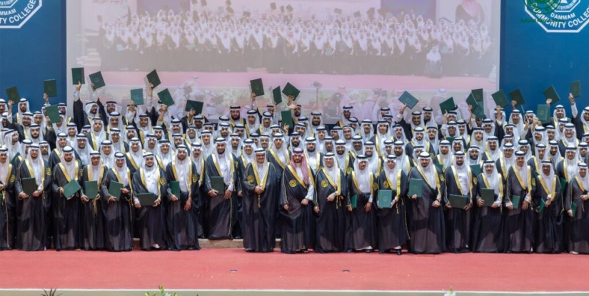 نائب أمير الشرقية يرعى حفل تخريج الدفعة 21 من طلاب كلية المجتمع بالدمام