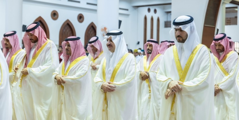 أمير الشرقية ونائبه يؤديان صلاة عيد الأضحى مع جموع المصلين بالدمام