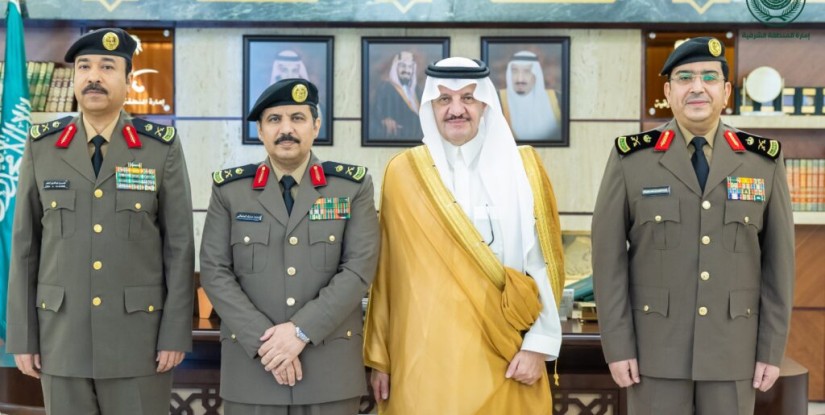 أمير الشرقية يقلّد مدير مرور المنطقة ومساعد مدير الشرطة لشؤون الأمن رتبتيهما الجديدتين (لواء)