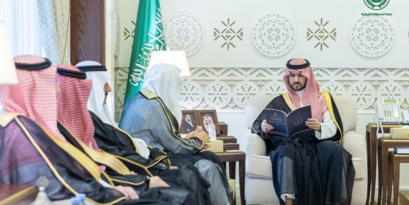 نائب أمير الشرقية يطّلع على جهود دار الآل والصحب الوقفية بالأحساء