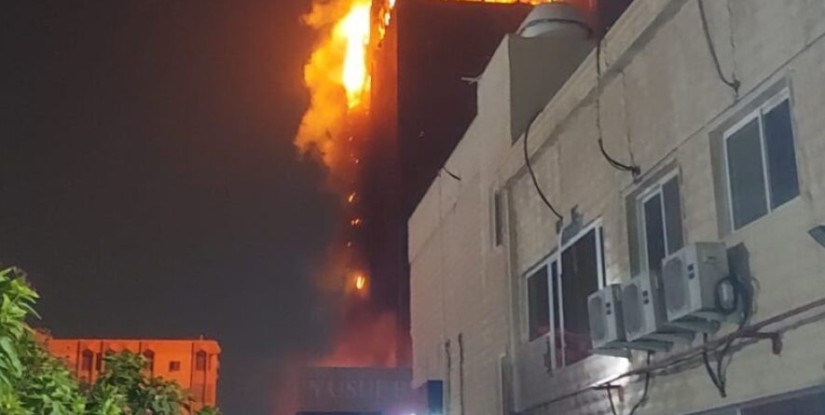 حريق في طوابق عليا لمبنى تجاري في الدمام