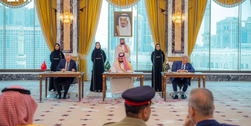 توقيع «اتفاقية مكة للدفاع المشترك» بين السعودية وتركيا وباكستان