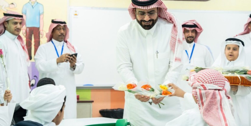 بمتابعة الأمير سعود بن طلال.. وكيل محافظة الأحساء يشارك الطلاب أول أيام العام الدراسي