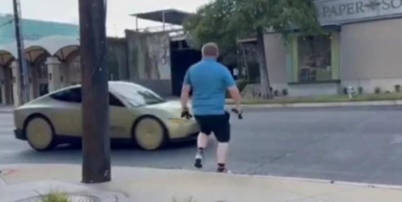 بالفيديو.. رجل يتحدى سيارة تسلا ذاتية القيادة بالقفز أمامها