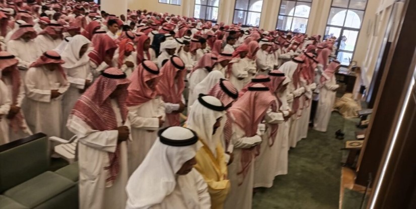 أهالي الأحساء يؤدون الصلاة على ضحايا طريق العقير – العيون