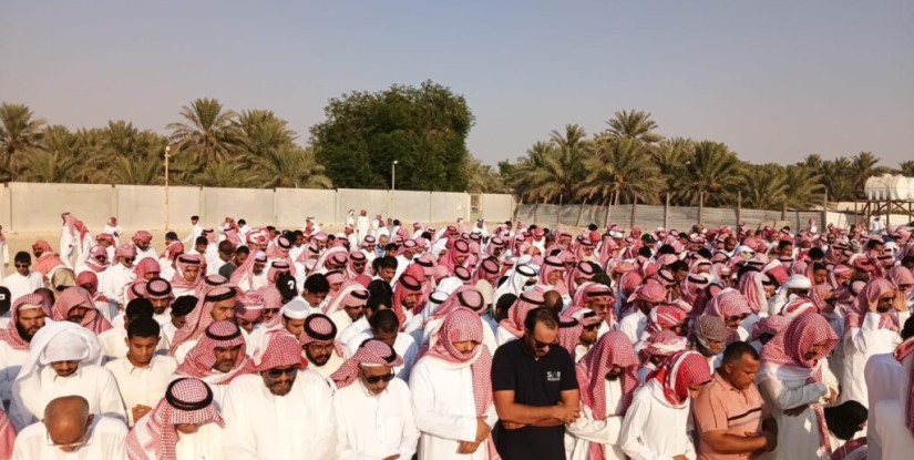 بالصور… هكذا شيع أهالي الأحساء الراحلون إثر حادث طريق العقير المأساوي