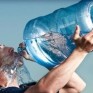 تحذير صحي من شرب الماء بكثرة دفعة واحدة في رمضان