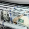 تراجع أسعار الدولار تزامنًا مع توتر الأسواق وتزايد رهانات تثبيت الفائدة