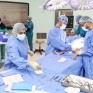 جراحة معقدة في مستشفى سليمان الحبيب تنقذ طفلاً من فقدان مفصلي الورك