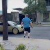بالفيديو.. رجل يتحدى سيارة تسلا ذاتية القيادة بالقفز أمامها