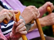 “الصحة الخليجي”: 5 فوائد لقيام كبار السن ببعض المهام اليومية بأنفسهم