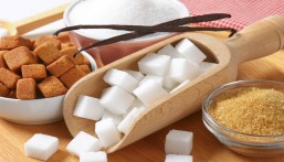 “الغذاء والدواء” تُحَذّر من استهلاك السكر بكميات عالية