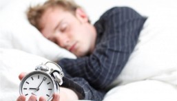لماذا ينام الناس لفترات أطول في الشتاء؟.. علماء يكشفون السر