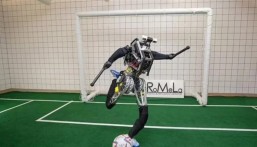 روبوت لاعب كرة قدم يفوق قدرات “ميسي” سيشارك في بطولات دولية