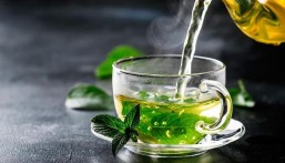أهمها الشاي الأخضر.. 5 أغذية للتخلص من سموم الرئة لدى المدخنين