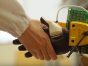 تطوير جلد إلكتروني لتمكين الروبوتات من حاسة اللمس
