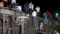 207 قتلى جراء حادث اصطدام ثلاثة قطارات في الهند
