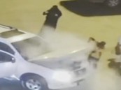 فيديو إنقاذ من كارثة.. شاهد عامل يبادر بإخماد حريق اشتعل في سيارة سعودي