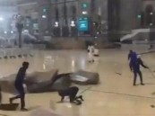 بالفيديو.. شاهد لقطة إنسانية لرجل أمن بالحرم المكي يحمي طفلة من الرياح