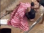 فيديو مؤثر.. شاب ليبي يعثر على جثة والدته بعدما جرفتها السيول والفيضانات
