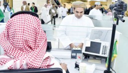 جوازات مطار الملك خالد الدولي تضبط مسافرًا لمحاولته المغادرة بوثيقة مزورة