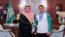 لتحقيقه 3 ميداليات ذهبية.. محافظ الأحساء يُكرّم لاعب المنتخب لرفع الأثقال عبدالله الأحمد