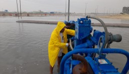 بالصور.. “بلدية العيون” تباشر معالجة مواقع تجمعات الأمطار