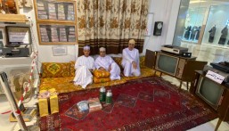 بالصور.. متحف الناجم بالأحساء يستقبل رجال أعمال من سلطنة عمان