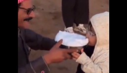 فيديو مثير.. ناقة ترفس طفل أمام والده بسبب تناوله حليبها