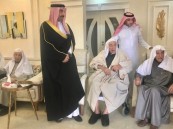 الأمير عبدالعزيز بن جلوي يقدم واجب العزاء لأسرة الملا 