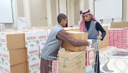 بالصور.. العيون الخيرية توزع 450 سلة رمضانية على الأسر المستفيدة