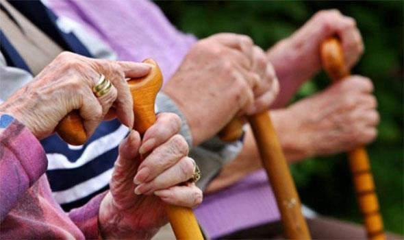 “الصحة الخليجي”: 5 فوائد لقيام كبار السن ببعض المهام اليومية بأنفسهم