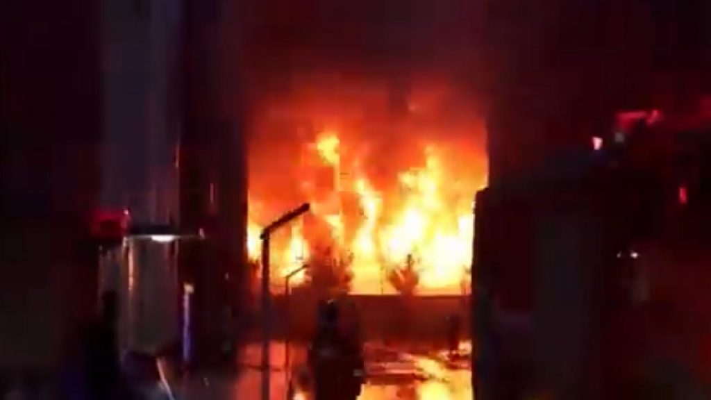 مقتل 38 شخص وإصابة آخرين إثر حريق هائل في مصنع وسط الصين