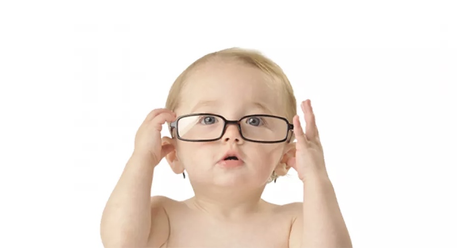 تعرف على الأسباب الرئيسية لـ”حَوَل العين” الذي يعاني منه قرابة 3% من الأطفال