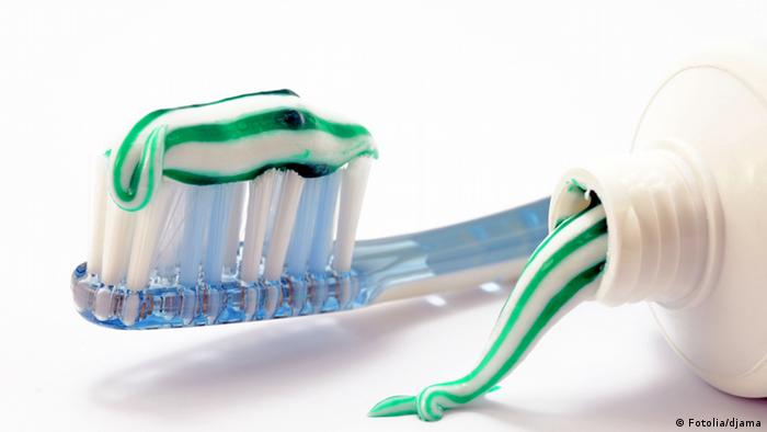 “الخضيري” يكشف عن الكمية الصحيحة عند استخدام معجون الأسنان