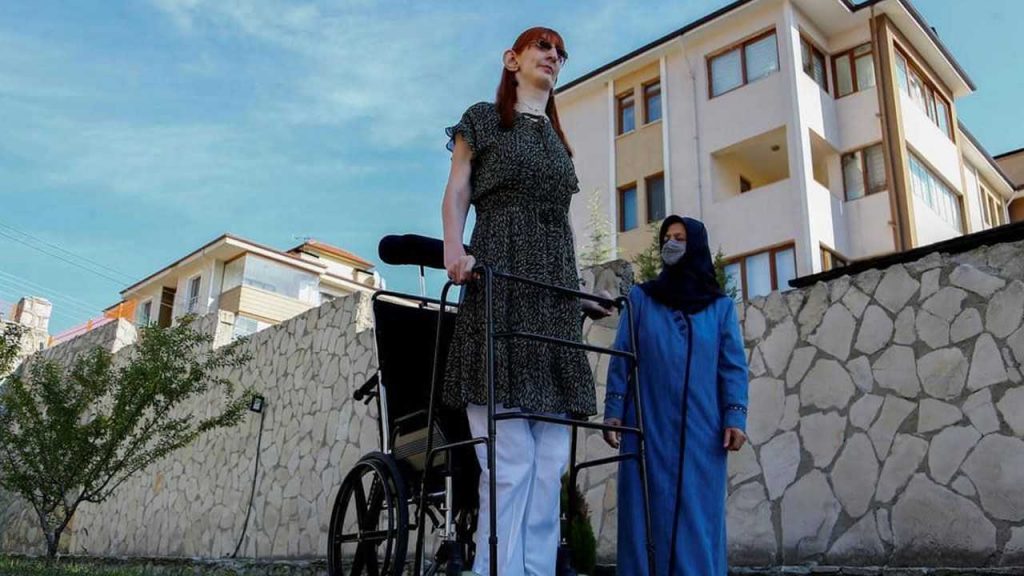 شاهد المرأة الأطول بالعالم تسافر جواً لأول مرة بحياتها
