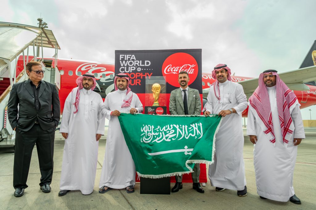 كأس العالم يصل إلى السعودية في محطته الأخيرة قبل الدوحة