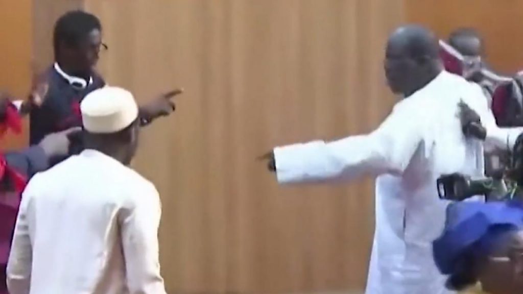 صفع نائب لزميلته على وجهها تحت قبة برلمان السنغال “فيديو”