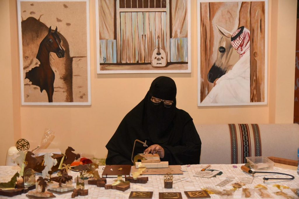 الأسر المنتجة تستثمر ” مهرجان واحة الأحساء ” لتظهر إبداعاتها