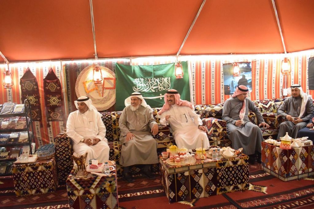 سمو الأمير عبدالعزيز بن محمد في زيارة للخيمة الدعوية