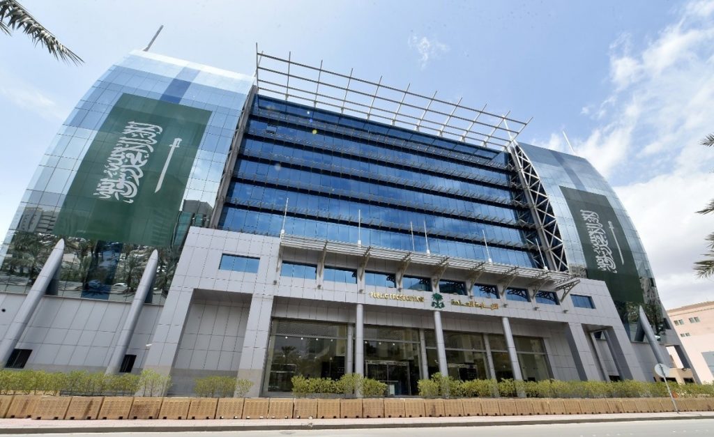 “النيابة العامة” تحقق مع وافد انتحل صفة ممارس صحي وألقى محاضرة بأحد الفنادق